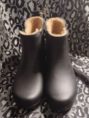 chooka Black and Tan Faux Fur Lined Rain Clogs